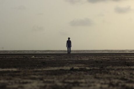 einzelner Mensch am Strand